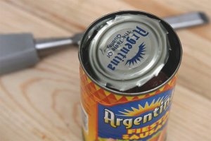 Cum să deschizi o cutie de conserve fără deschizător