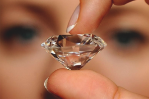 Cum să distingi un diamant de zirconiul cubic